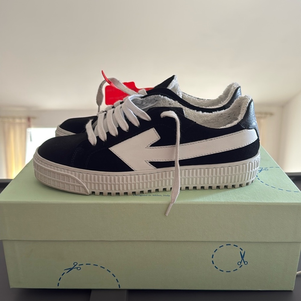 OFF WHITE ARROW LOW TOP SNEAKER 
36
USED 
AUTHENTIC